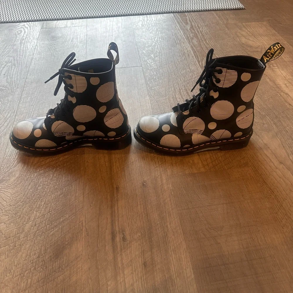Dr. Martens 1460 Yayoi Polka Dot Black/white Lace Up Boots. Size 7 - Picture 2 of 7